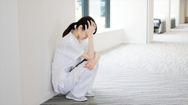 仕事が辛く悩む看護師